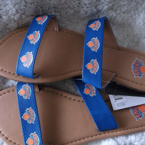 NWT - New York Knicks Double Strap Sandals - Small (5/6) - Picture 11 of 11